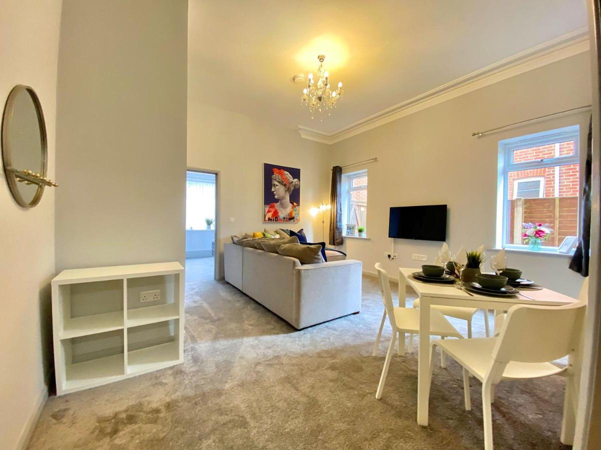 Beautiful Apartment - 5 Minute Walk To The Best Beach! - Great Location - Parking - Fast Wifi - Smart Tv - Newly Decorated - Sleeps Up To 4! Close To Bournemouth & Poole Town Centre 외부 사진