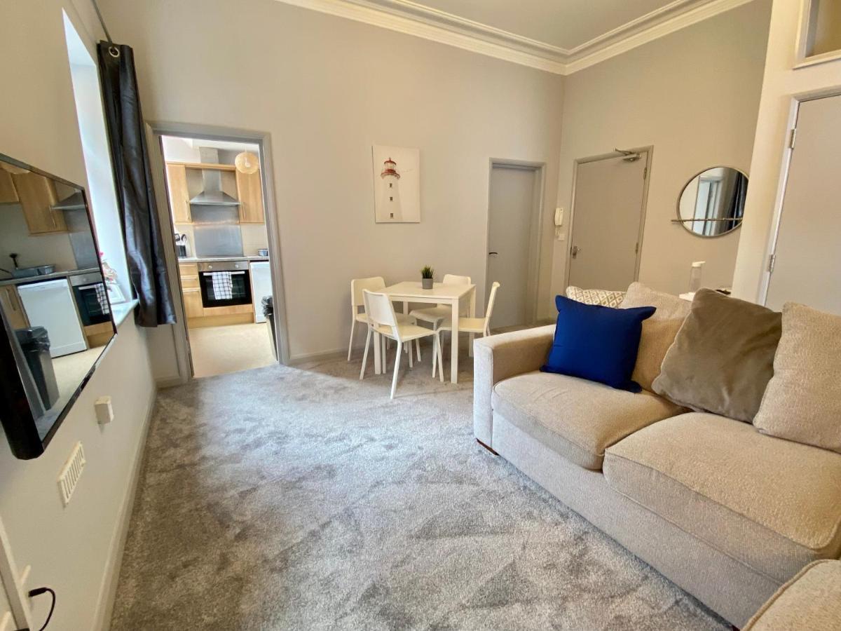 Beautiful Apartment - 5 Minute Walk To The Best Beach! - Great Location - Parking - Fast Wifi - Smart Tv - Newly Decorated - Sleeps Up To 4! Close To Bournemouth & Poole Town Centre 외부 사진
